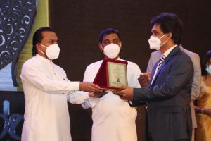 Prof. Prasad Jayaweera, the head of the department of computer science, receives the token of appreciation for his outstanding contribution to this project. 